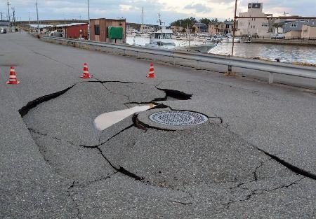 　地震でひび割れした金沢市の道路＝１日午後４時３０分ごろ
