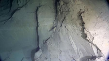 　宮城県沖の日本海溝で見つかった断層崖（新潟大提供）