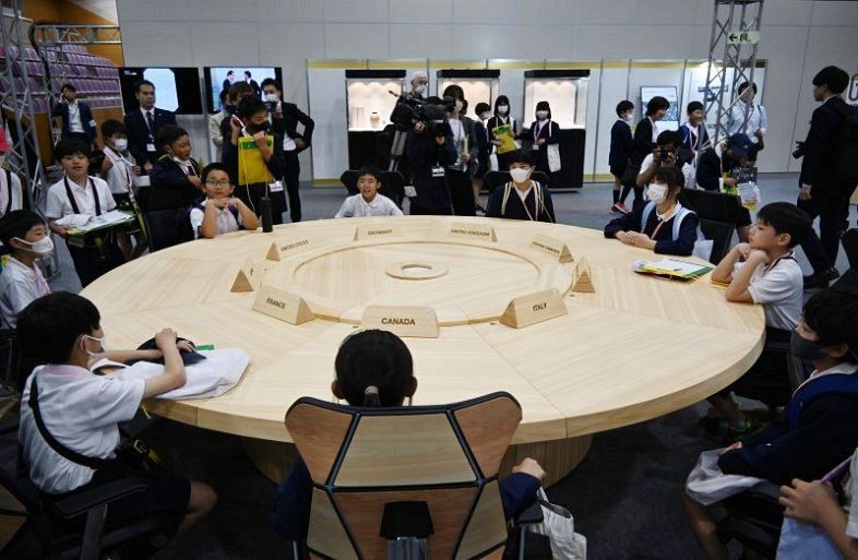 Ｇ７広島サミットで首脳が使った椅子に座る児童たち