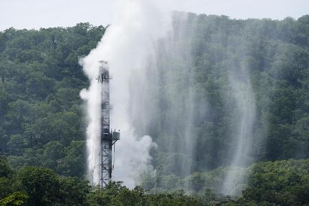 　地熱発電の資源量調査現場で噴出する蒸気＝５日、北海道蘭越町