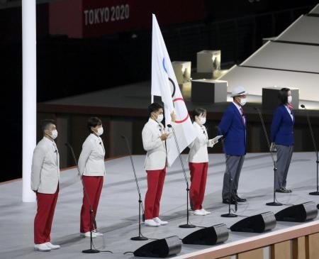 　東京五輪開会式で選手宣誓する主将の山縣亮太（中央左）と副主将の石川佳純（同右）＝２０２１年７月、国立競技場