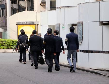 　東京・歌舞伎町のラブホテルやレンタルルームなどに向かう警視庁の捜査員ら＝１７日午後