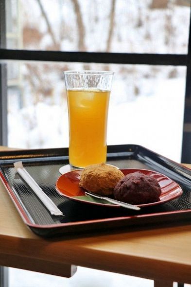 菅井八段の２日目午前のおやつ、縁むすびおはぎとオレンジジュース（日本将棋連盟提供）