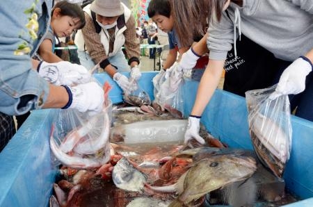 　相馬双葉漁協が開催したイベントで、鮮魚の詰め放題をする来場者＝４日午後、福島県相馬市
