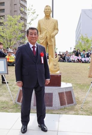 　自身のブロンズ像の前に立つ加山雄三さん＝１１日午後、神奈川県茅ケ崎市