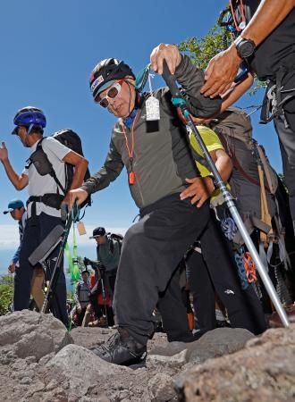 　富士山の山頂を目指して登山する９０歳の冒険家三浦雄一郎さん。静岡県側の５合目を出発し、最初は山岳用車いすの助けを借りずに自力で歩いた＝２９日午前