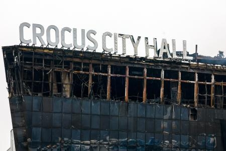 　銃乱射テロが発生し、炎上したモスクワ郊外のコンサートホール＝２３日（タス＝共同）
