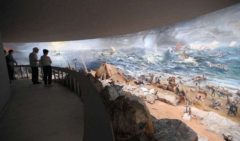 源平合戦の屋島の戦いを描いた大パノラマ画に見入る人々＝高松市の「やしまーる」