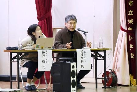 　長野県諏訪市立城南小で講演する是枝裕和監督（右）ら＝２２日午後