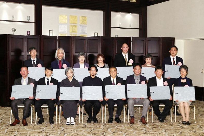 金重陶陽賞の宮尾さん（前列左端）ら第６５回日本伝統工芸中国展の受賞者