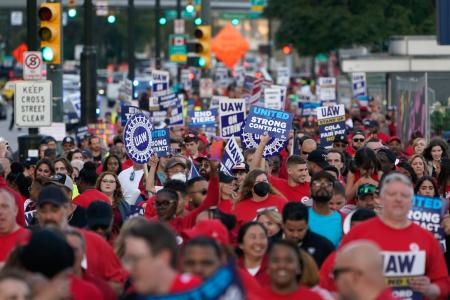 　米デトロイトでデモ行進する全米自動車労働組合（ＵＡＷ）＝１５日（ＡＰ＝共同）
