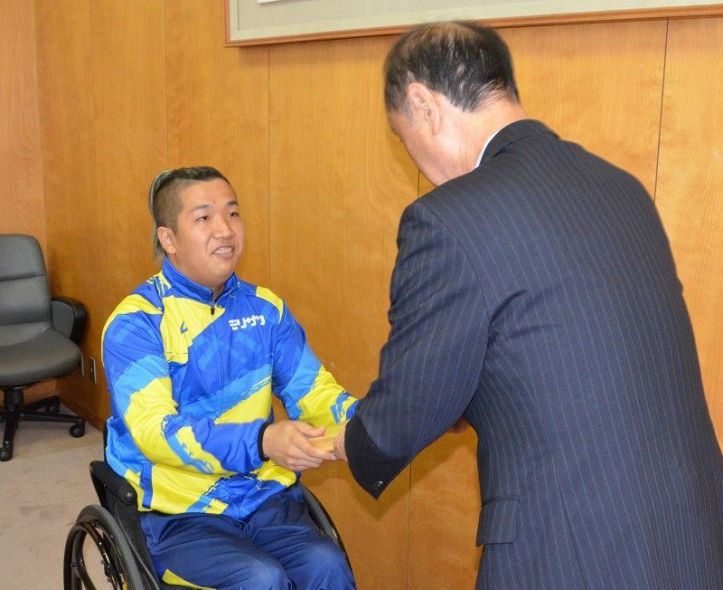 大森市長から表彰状を受け取る佐藤選手（左）
