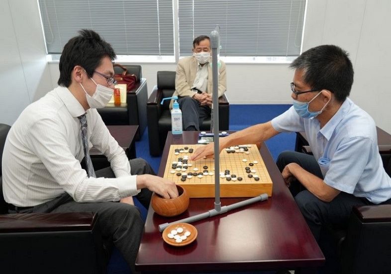 指導対局を振り返る小野さん（左）と横田九段