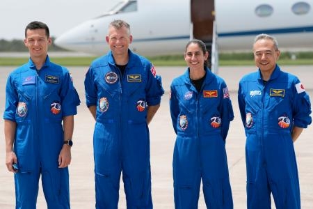 　２０日、米フロリダ州のケネディ宇宙センターに到着した古川聡飛行士（右端）ら（ＡＰ＝共同）