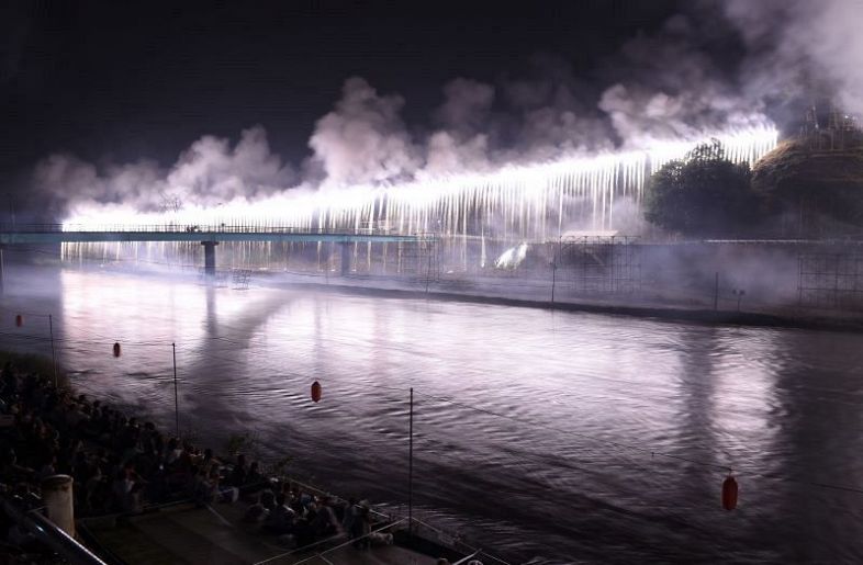 ２０１７年７月の成羽愛宕大花火で成羽川を幻想的に彩った仕掛け花火「大銀滝」