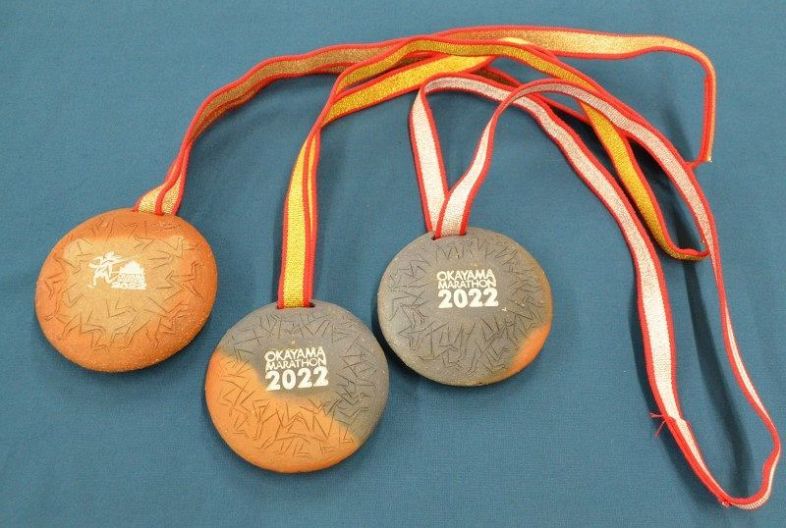 おかやまマラソンの総合男女３位までに贈られる備前焼メダル