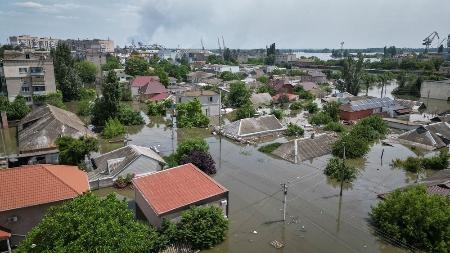 　浸水したウクライナ南部ヘルソンの様子＝７日（ロイター＝共同）