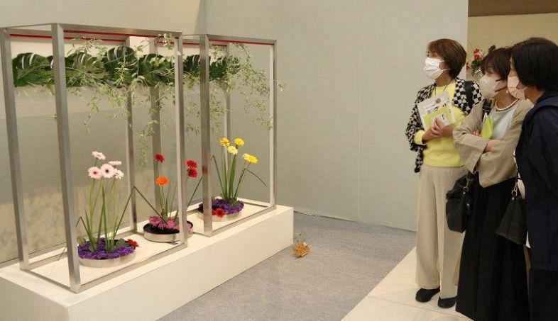 花々の美しさ引き出した力作並ぶ　岡山 池坊県連合支部の華道展開幕