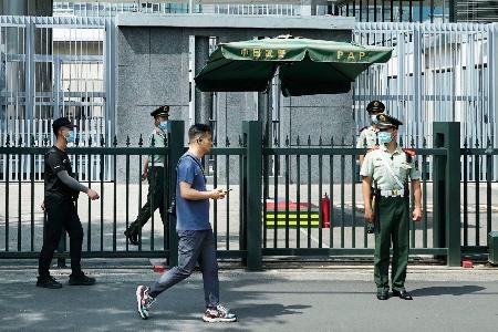 　警戒態勢が強化された北京の日本大使館＝２６日（共同）