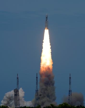 　インドで打ち上げられた無人月探査機「チャンドラヤーン３号」を積んだロケット＝７月１４日（ＡＰ＝共同）