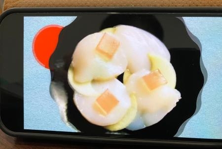 　米ＣＮＮで流れているホタテのＣＭが映ったスマートフォンの画像（共同）