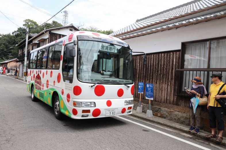 直島を巡回するバス。便数も多く、作品鑑賞に便利＝２０１９年８月