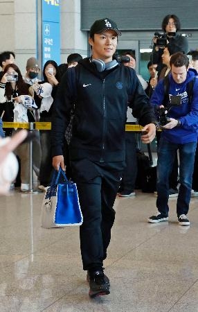 　１５日、韓国・仁川国際空港に到着した米大リーグ、ドジャースの山本由伸（共同）