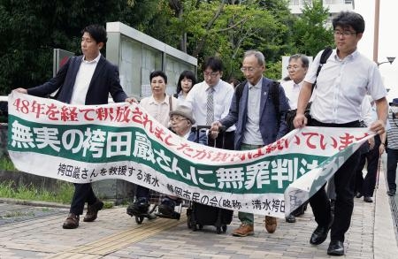 　袴田巌さんの再審公判に向けた第４回３者協議のため静岡地裁に入る弁護団ら＝１９日午後