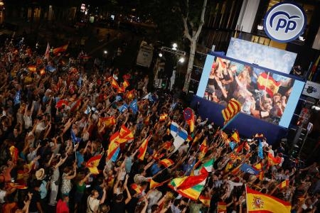 　野党、国民党本部前で開票結果を待つ支持者ら＝２３日、スペイン・マドリード（ロイター＝共同）