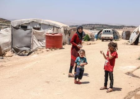 　シリア北西部イドリブの難民キャンプの子どもたち＝７月（ゲッティ＝共同）