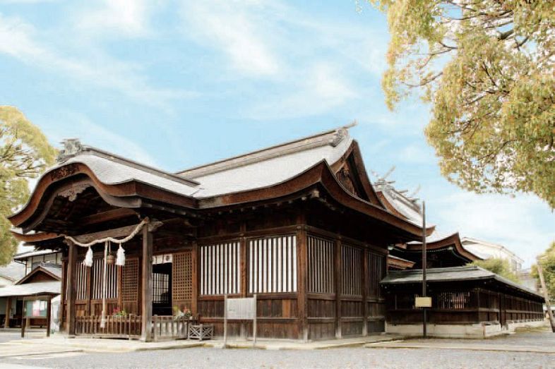 現在の社殿は二代藩主・森長継公が改築したもの。1872（明治5）年に県社に列せられた