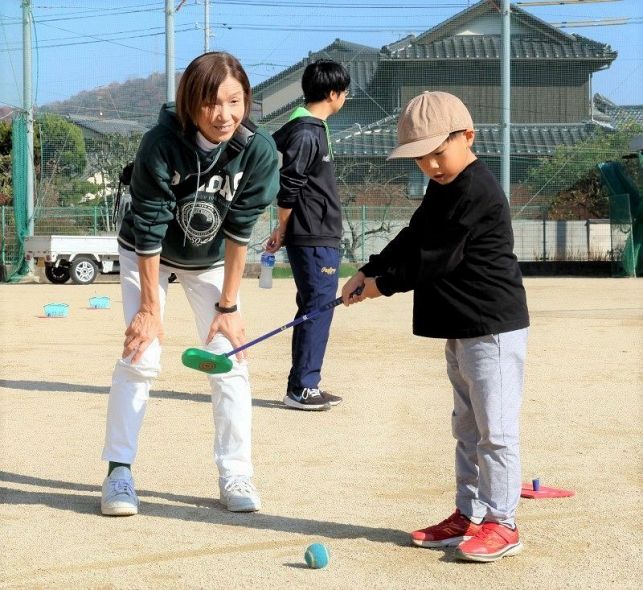 渋野選手両親 スナッグゴルフ指導　岡山でチーム結成 住民に体験会も