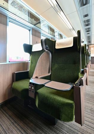 　仕切り板が設けられた、有料座席指定サービス専用車両の座席＝１６日午前、大阪府摂津市