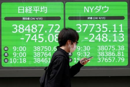 　東京都内の株価ボード＝１６日（ＡＰ＝共同）