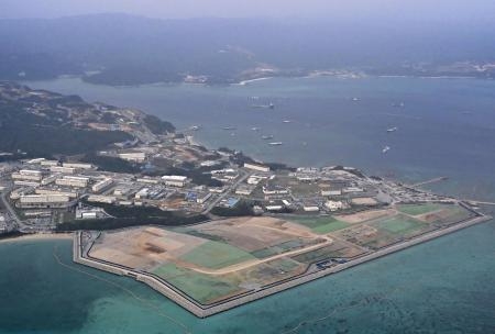 　米軍普天間飛行場移設のための工事が進む沖縄県名護市辺野古。奥の大浦湾でも石材投入などの工事が始まった＝１月