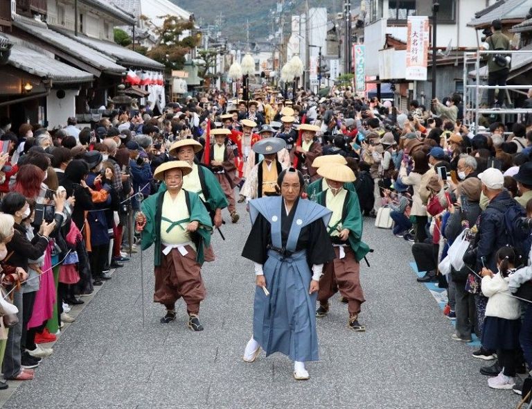 江戸時代の風情を残す町並みを歩く大名行列
