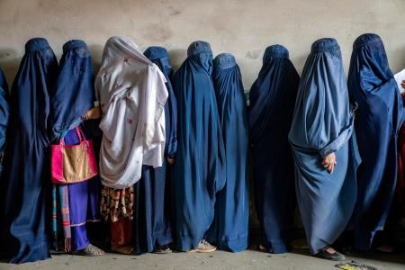 　アフガニスタンの首都カブールで、人道支援団体の食料配給を待つ女性ら＝５月（ＡＰ＝共同）