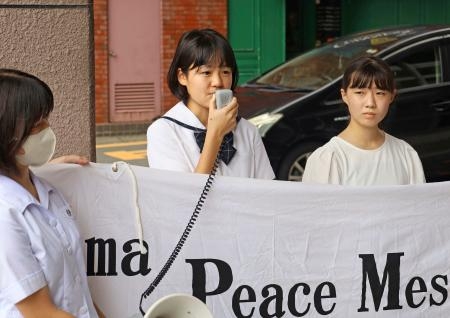 　ＪＲ長崎駅前で開かれた、国連欧州本部を訪問する高校生平和大使の出発式＝１９日午前