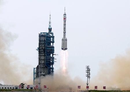 　有人宇宙船「神舟１６号」を載せ打ち上げられたロケット＝３０日、中国・酒泉衛星発射センター（共同）