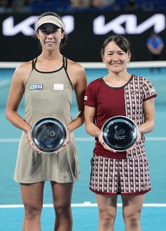 　全豪オープン女子ダブルスで準優勝した青山修子（右）、柴原瑛菜組＝１月、メルボルン（共同）