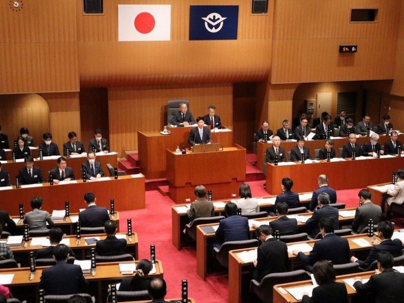 １１月定例岡山県議会で議案の提案理由を説明する伊原木知事
