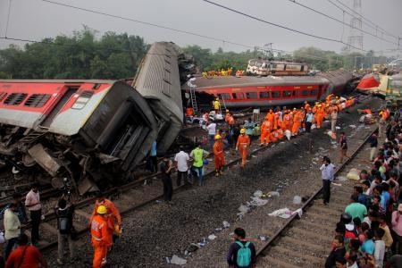 　インド東部オディシャ州の列車事故現場で活動する救助隊員ら＝３日（ＡＰ＝共同）