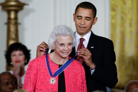 　大統領自由勲章を授与されるサンドラ・オコナー氏＝２００９年８月、ワシントン（ＡＰ＝共同）