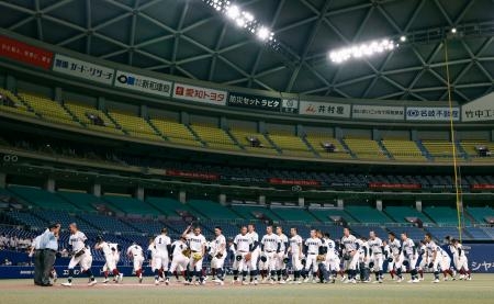 　バンテリンドームで練習試合に臨む享栄（手前）と大阪桐蔭の選手たち