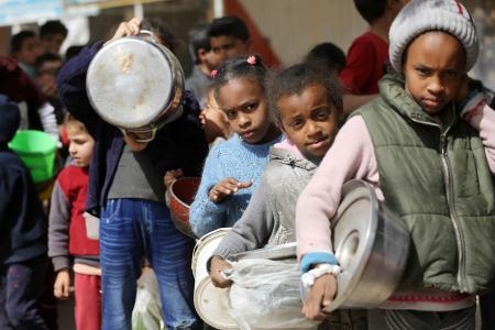 　１日、パレスチナ自治区ガザ中部デールバラハで、食料の配給を受けるために何時間も並ぶパレスチナ人（ゲッティ＝共同）