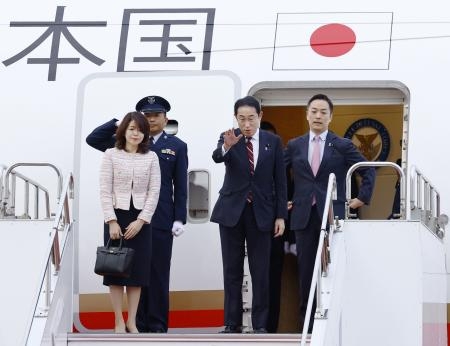 　米国に向け羽田空港を出発する岸田首相と妻の裕子さん（左端）＝８日午後