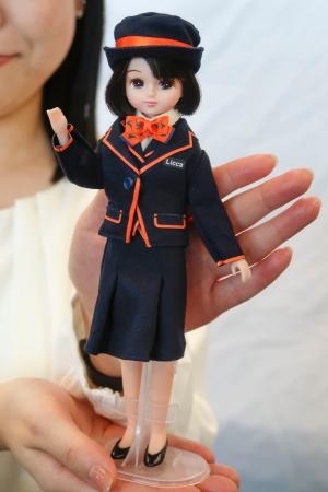 　奈良交通のバスガイドに扮した着せ替え人形「リカちゃん」