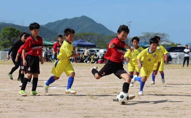 少年サッカー１３２チームが熱戦　岡山市リーグ開幕、１１月まで