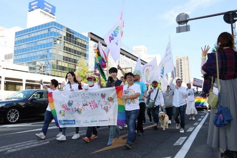 ＪＲ岡山駅前などを行進し、性的少数者らが自分らしく生きられる社会への理解を呼びかけたパレード