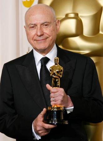 　米アカデミー賞のオスカー像を手にする俳優のアラン・アーキンさん＝２００７年２月２５日、米ロサンゼルス（ＡＰ＝共同）